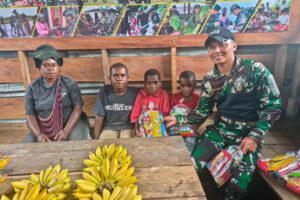 Berikan Kebahagiaan Warga Papua, Pisang Habis Diborong Satgas Yonif 503 Kostrad
