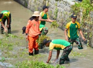 Yonarmed 12 Kostrad Gelar Karya Bakti Pembersihan Sungai Sambut HUT ke-64 Kostrad