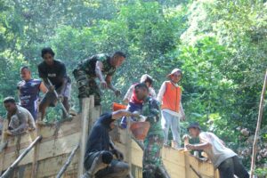 Semangat Warga Desa Malbufa Dalam Pengecoran Bak Air Program TMMD Ke-123 Kodim 1510/Sula