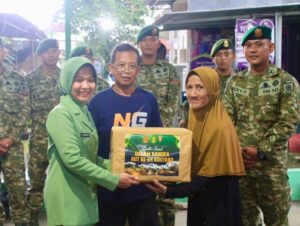 Prajurit Yonarmed 12 Kostrad dan Persit KCK Ranting 4 Gelar Bakti Sosial Sambut HUT ke-64 Kostrad