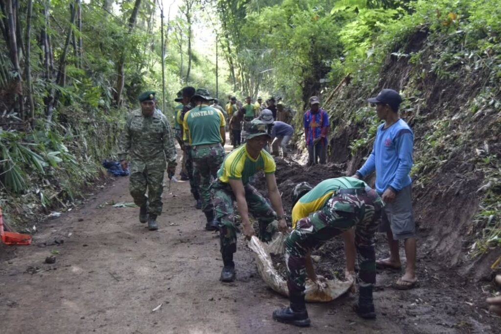 Prajurit Yonarhanud 2 Kostrad Ikut Serta Karya Bakti di Lingkungan Sekitar Candi Sumberawan