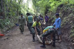 Prajurit Yonarhanud 2 Kostrad Ikut Serta Karya Bakti di Lingkungan Sekitar Candi Sumberawan