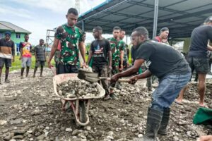 Kolaborasi Karya Bakti TNI Satgas Yonif 503 Kostrad Bersama Pemuda Papua