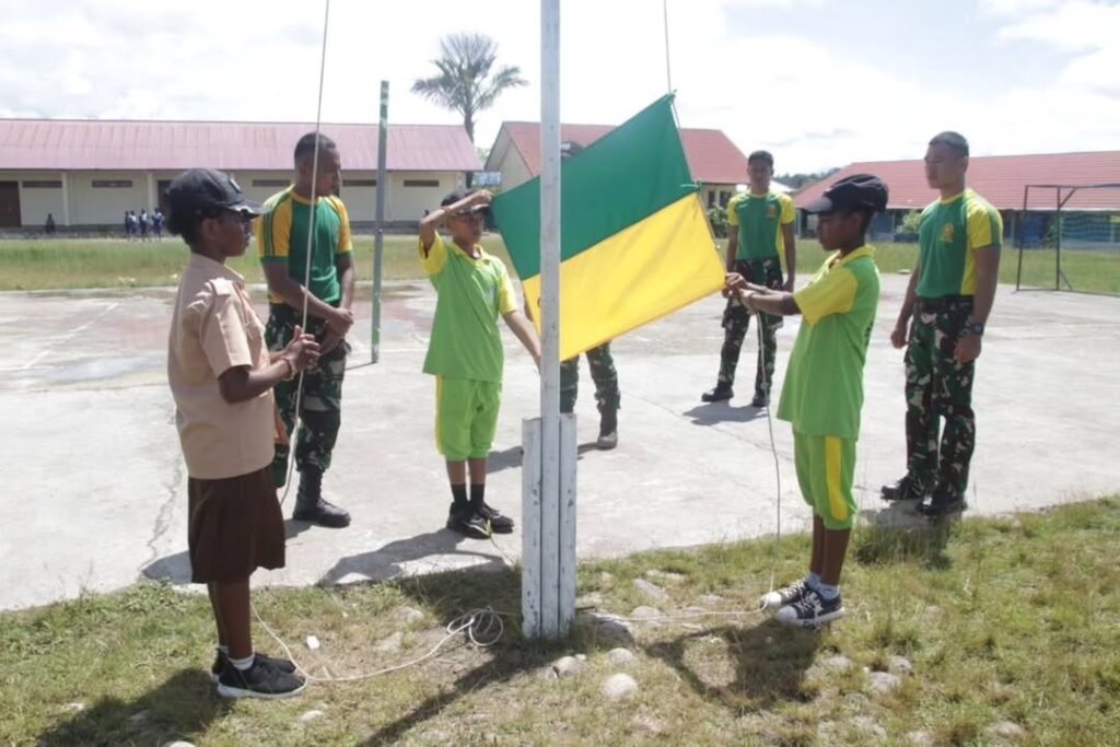 Membentuk Karakter Anak, Satgas Yonif 503 Kostrad Latihan Upacara di Sekolah