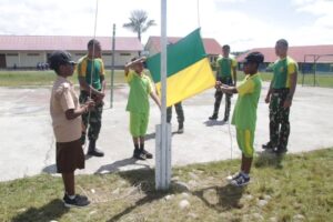 Membentuk Karakter Anak, Satgas Yonif 503 Kostrad Latihan Upacara di Sekolah