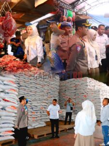 Yanni Tarminda Perum Bulog bersama, Kapolres Belitung Cek Ketersediaan Barang Pokok Jelang Ramadhan 1446 H