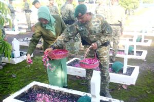 Prajurit dan Persit Yonif 412 Kostrad Ziarah Ke Taman Makam Pahlawan Peringati HUT Ke-64 Kostrad