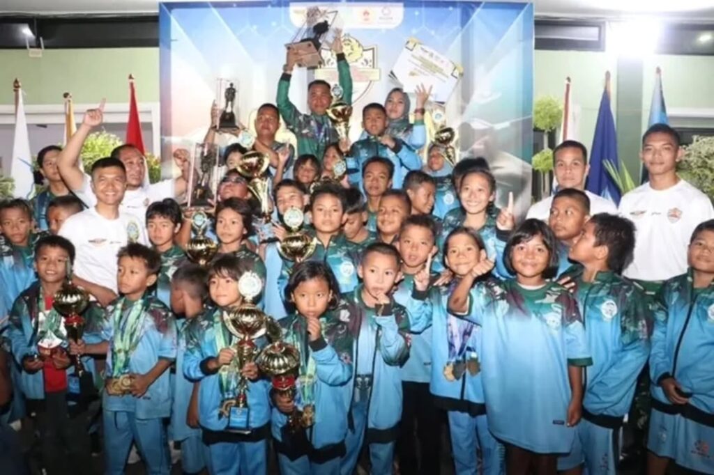 Semarak HUT Ke-64 Kostrad, Lomba Renang di Yonif 305 Kostrad Ajang Pencarian Bibit Atlet