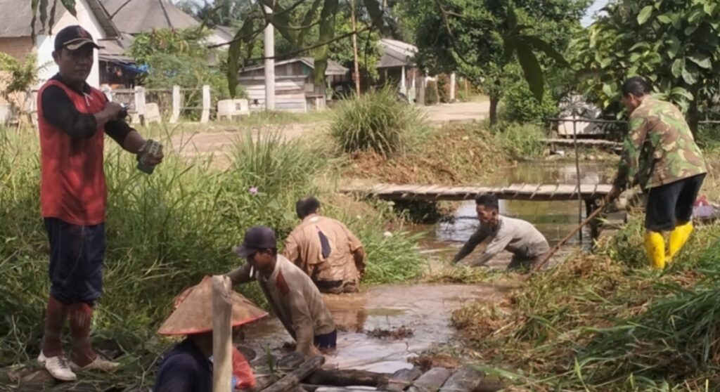 JUM’AT BERSIH PEMERINTAHAN DESA TANJUNG HARAPAN BERSIHKAN JALUR PLIMER