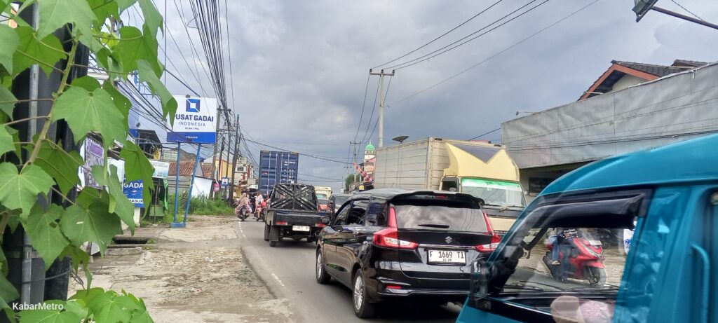 Macet Panjang di Jalan Nasional Sukabumi Jln cikukulu Menjelang Bulan Puasa