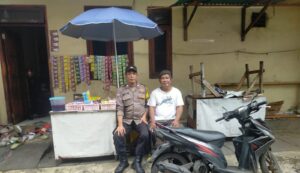 Sambang Warga dan Patroli Dialogis, Bhabinkamtibmas Galur Ajak Pengurus Wilayah Waspada Keamanan di Bulan Ramadhan.