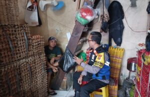 Patroli Bhabinkamtibmas Kampung Rawa Sambang Pedagang Telur serta Monitoring Harga di Bulan Ramadhan