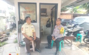 Patroli Dialogis Bhabinkamtibmas Johar Baru Berikan Imbauan Kamtibmas Security Gedung UKM Ikan Hias