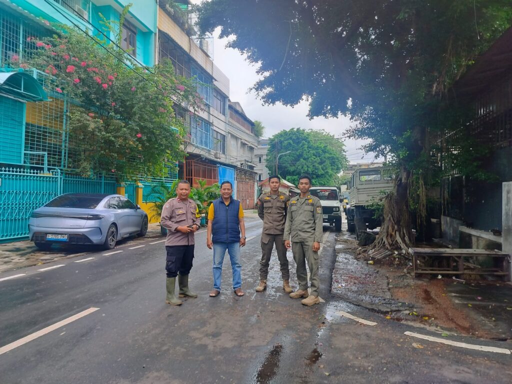 Bhabinkamtibmas Bersama FKDM dan Satpol PP Monitoring Genangan Air di Duri Pulo