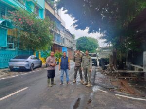 Bhabinkamtibmas Bersama FKDM dan Satpol PP Monitoring Genangan Air di Duri Pulo