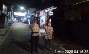 Patroli Jalan Kaki Kapolsubsektor Galur: Ajak Warga Tingkatkan Keamanan dan Ketertiban Wilayah