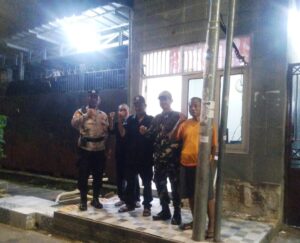 Peningkatan Soliditas TNI-Polri: Kapolsubsektor Galur dan Babinsa Melaksanakan Patroli Wilayah serta Sambang Poskamling RW 01