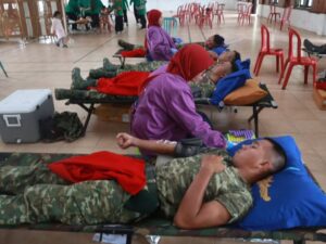 Yonif 502 Kostrad Menggelar Donor Darah Dalam Rangka HUT Ke-64 Kostrad