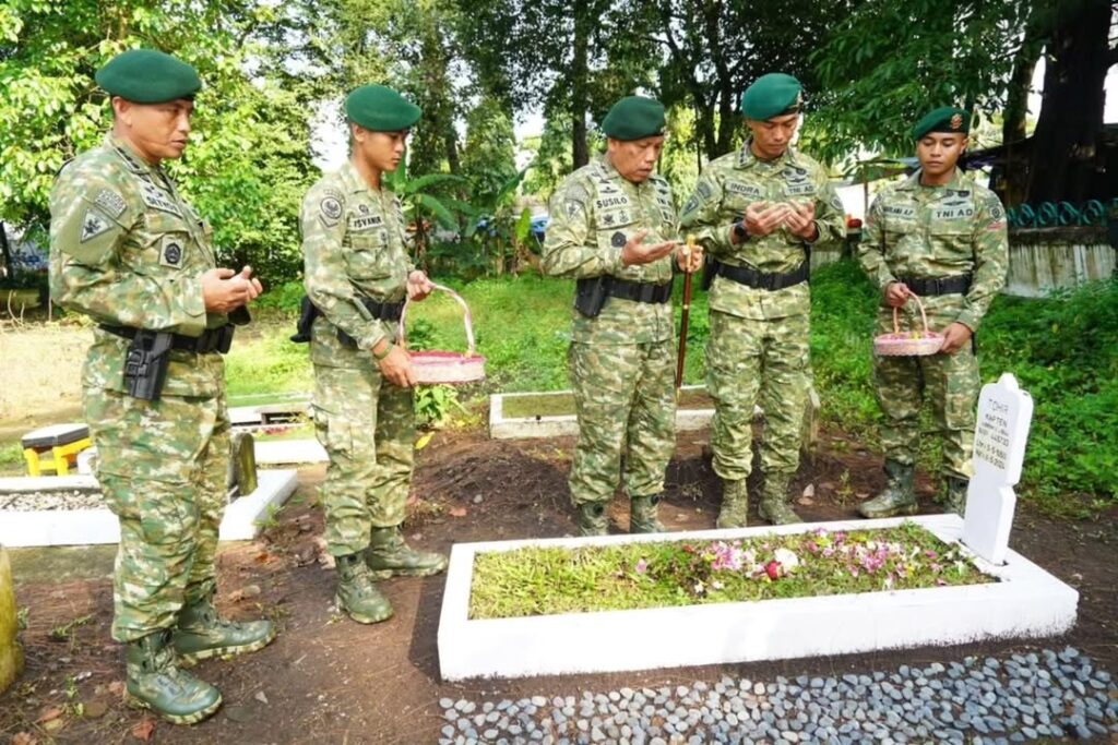 Pangdivif 2 Kostrad Pimpin Ziarah ke TMP Untung Suropati dalam Rangka HUT ke-64 Kostrad