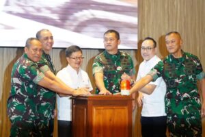 Pangdivif 2 Kostrad Dampingi Kasad Kunjungi PT. Arwana Citramulia Tbk di Mojokerto