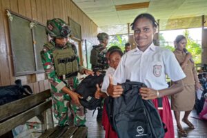 Pacu Semangat Pendidikan Anak Papua, Satgas Yonif 503 Kostrad Bagikan Paket Tas Sekolah