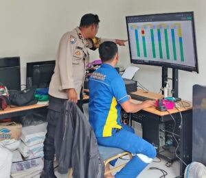 Pemantauan Ketinggian Debit Air oleh Bhabinkamtibmas Pegangsaan Di Pintu Air Manggarai