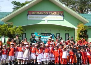 Keceriaan Anak-Anak Paud Kunjungi Pos Kotis Satgas Pamtas Yonarmed 11 Kostrad