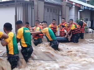 Bergerak Cepat, Prajurit Yonkav 1 Kostrad Evakuasi Korban Banjir di Depok