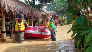 Batalyon Arhanud 1 Kostrad dan Pemkot Tangsel Bersinergi Evakuasi Warga Terdampak Banjir Cisadane
