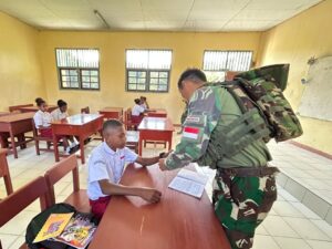 Prajurit Satgas Yonif 501 Kostrad Bangkitkan Semangat Kebangsaan di SD Kampung Sorry