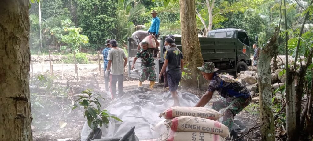 Semangat Gotong Royong, Prajurit TNI Satgas TMMD Ke-123 Kodim 1510/Sula Turunkan Material Semen Untuk Pembangunan Talud