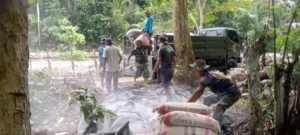 Semangat Gotong Royong, Prajurit TNI Satgas TMMD Ke-123 Kodim 1510/Sula Turunkan Material Semen Untuk Pembangunan Talud