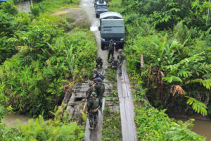 Satgas Yonif 503 Kostrad Perbaiki Jembatan Kesejahteraan Masyarakat