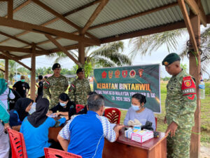 Peringati HUT Kostrad ke-64, Satgas Pamtas Yonarmed 11 Kostrad Berikan Layanan Kesehatan Gratis di Perbatasan