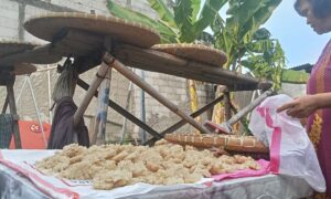 Pembuat Kerupuk Rengginang Di Pemalang Kebanjiran Order Pesanan, Mampu Habiskan Dua Kwintal 