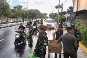 Berkah Ramadhan, Yonarmed 12 Kostrad Bagikan Takjil untuk Masyarakat