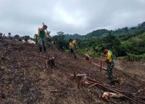 Satgas Pamtas Yonarmed 11 Kostrad Gelar Bakti Sosial dan Karya Bakti di Kampung Saliku, Malaysia