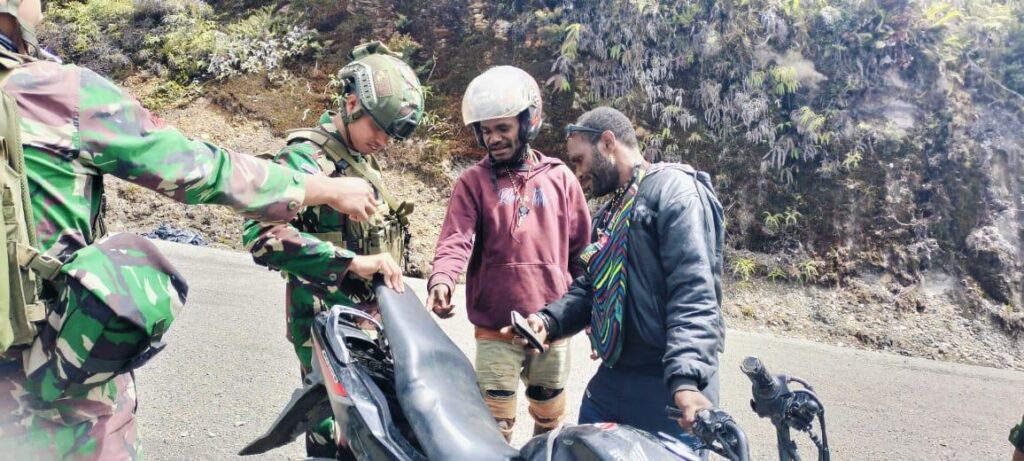 Satgas Yonif 509 Kostrad di Pos Langit Bilogai Sambut Hangat Masyarakat yang Melintas