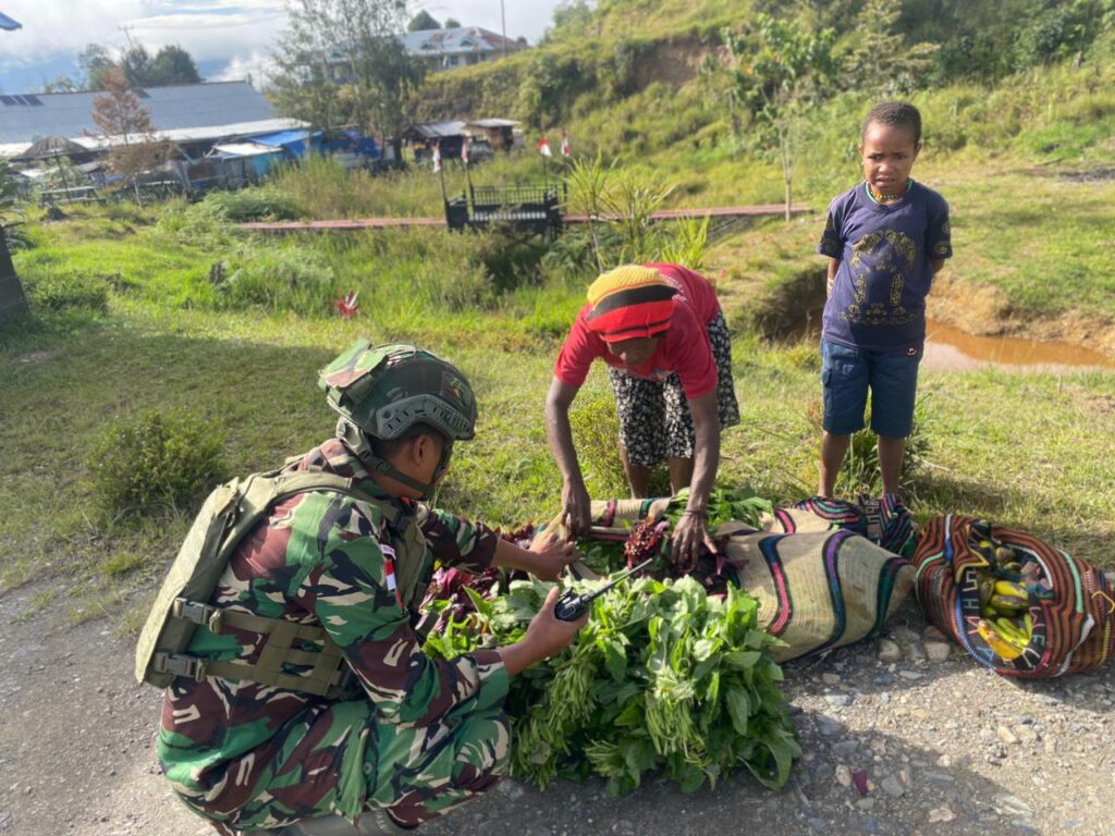 Satgas Yonif 509 Kostrad Borong Hasil Tani Mama Papua di Depan TK Mamba