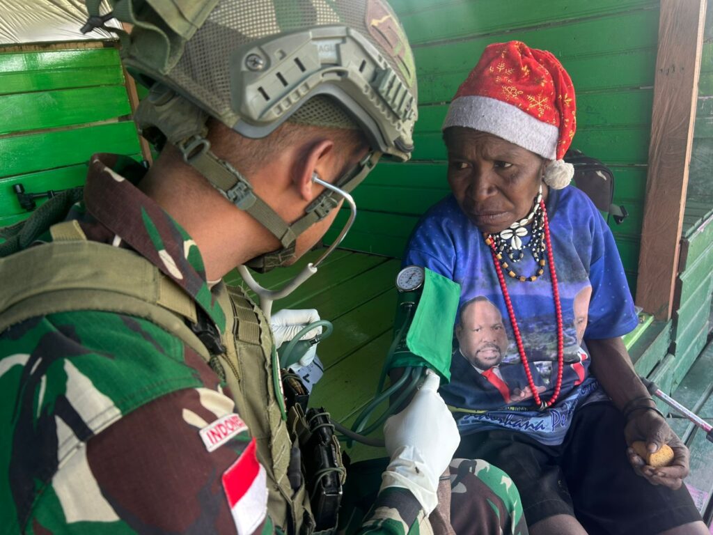 Satgas Yonif 509 Kostrad Beri Perhatian dan Bantuan kepada Mama Papua yang Datang Berobat ke Titik Kuat Koper