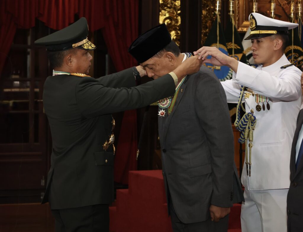 Panglima TNI Sematkan Bintang Yudha Dharma Utama Kepada Menhan RI