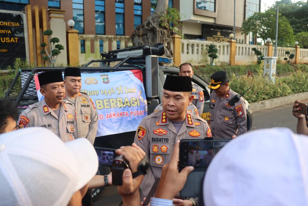 Kapolres Metro Jakarta Pusat Bagikan 300 Takjil, Warga: Terima Kasih Pak Polisi!