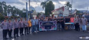 Kapolres Minsel bersama Insan Pers bagi-bagi Takjil untuk Pengguna Jalan
