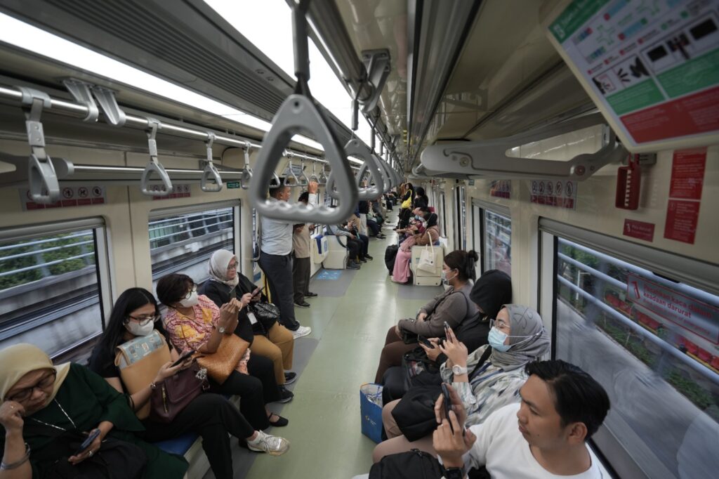 LRT Jabodebek dan Peranannya dalam Meningkatkan Aspek Sosial dan Ekonomi Indonesia