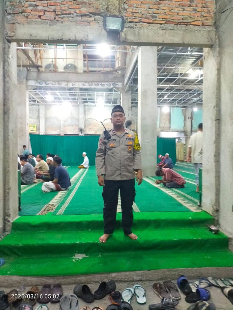 Bhabinkamtibmas Kramat Gelar Sholat Subuh Keliling di Masjid Riyadul Jannah