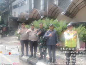 Kapolsubsektor Petojo dan Anggota Lakukan Pengamanan di Gereja Kristus, Jl. Zainul Arifin