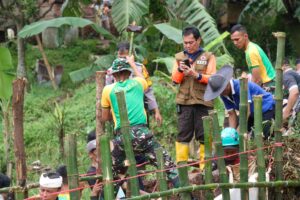 Laksanakan Perintah Pangkostrad Untuk Tanggap Bencana di Wilayah, Yonif 330 Kostrad Terjunkan Pasukan Bantu Bencana Banjir di Sumedang