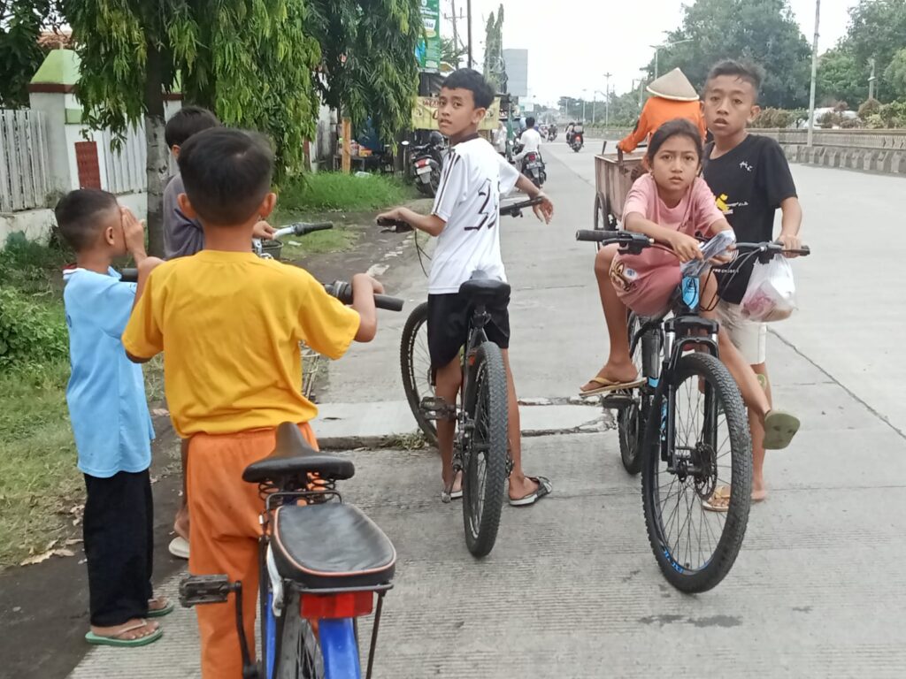 Jelang Waktu Buka Puasa Banyak Warga Pemalang Berburu Takjil Gratis.