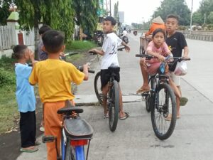 Jelang Waktu Buka Puasa Banyak Warga Pemalang Berburu Takjil Gratis.