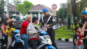Denpom Divif 1 Kostrad Berbagi Takjil di Bulan Suci Ramadhan